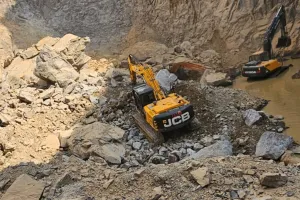 Mahoba News: पहाड़ का टीला धसकने से खदान में काम कर रहे चार श्रमिकों की मौत...हादसे के बाद मची भगदड़