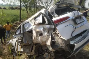 Fatehpur: पेड़ से टकराई कार...तीन की मौके पर मौत, दो गंभीर रूप से घायल, गोदभराई समारोह से लौटने के दौरान हादसा