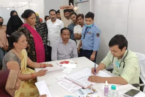 Farrukhabad: लोहिया अस्पताल में दिखने लगा मिलावटी चीजों से होली पर बने पकवान खाने का असर...मरीजों की बढ़ी संख्या