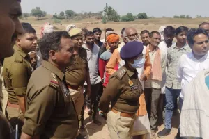 Banda Accident: बालू खदान में पिता को खाना देने गए किशोर को मिनी ट्रक ने कुचला...मौत, ग्रामीणों ने नहीं उठने दिया शव