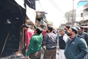 मुरादाबाद : शॉर्ट सर्किट से कटरा नाज की तीन दुकानें जलकर राख, लाखों का सामान जला