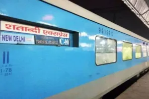 Kanpur: स्वर्ण शताब्दी एक्सप्रेस में विजिलेंस टीम का छापा; चेनपुलिंग कर भागा टीटीई, दूसरे के पास से मिले हजारों रुपये