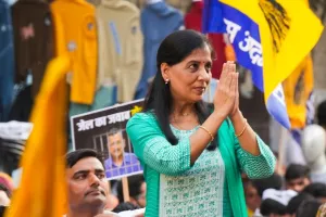 Lok Sabha Elections 2024: सुनीता केजरीवाल ने संभाली चुनावी कमान, दिल्ली में अपना पहला रोड शो किया