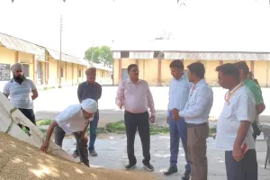 बरेली: गेहूं लेकर पहुंचे किसानों का अफसरों ने किया स्वागत, सात केंद्रों पर हुई 393 क्विंटल की खरीद