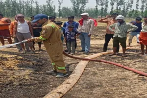 बहराइच: हाईटेंशन के चिपके तार से निकली चिंगारी से लगी आग, भूसा जलकर राख