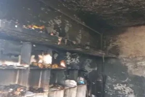 संदिग्ध परिस्थियों में परचून की दुकान में लगी आग-तीन लोग झुलसे, लाखों की क्षति 