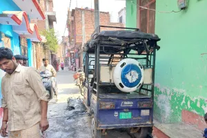 रुद्रपुर: दबंगों ने परिवार को पीटा और टुकटुक पर लगा डाली आग