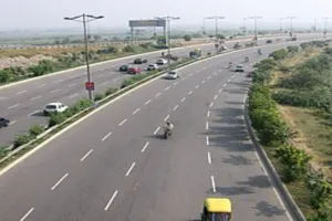 डीएनडी पुल पर डिवाइडर से टकराई कार, 2 की मौत-चार घायल  