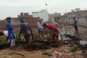 बहराइच: सड़कों पर भरा पानी, चारों तरफ फैली गन्दगी, तो स्वयं सफाई के लिए उतरे ग्रामीण