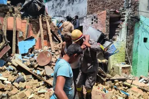 Video: लखनऊ में सिलेंडर ब्लास्ट से मकान गिरा, एक वर्षीय मासूम समेत चार गंभीर रूप से घायल 