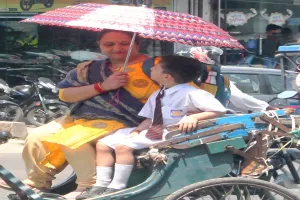 गर्मी का सितम..स्कूली बच्चों के साथ मम्मी, पापा और बाबा भी बेहाल