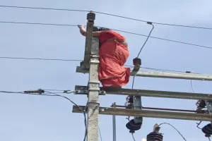 गोरखपुर: पति और प्रेमी में हुआ विवाद तो ट्रांसफार्मर पर चढ़ी महिला, पहले भी कर चुकी है सुसाइड की कोशिश 