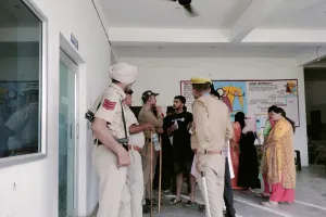 काशीपुर: बूथ पर हंगामा, पीठासीन अधिकारी बदलवा कर डलवाए वोट