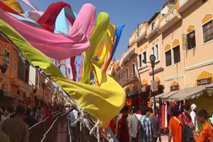 भक्तिपथ पर हादसा-तेज हवा के झोंके से गिरा एंगल और पर्दा, श्रद्धालु हुए घायल-रोका गया आवागमन