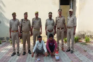 बहराइच में सेंडबोआ सांप के साथ लखीमपुर खीरी के बाइक सवार तस्कर गिरफ्तार