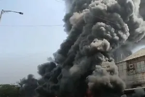 नवी मुंबई के MIDC में केमिकल फैक्ट्री में लगी आग, मची अफरा-तफरी