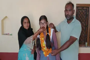 UP Board Result 2024: बलरामपुर में बढ़ई की बेटी ने दसवीं तो सफाई कर्मी की बेटे ने बारहवीं में किया कमाल