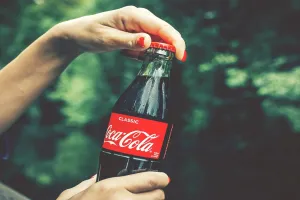 क्यों कोका-कोला से धोना चाहिए बालों को! जानिए क्या है लाभ 