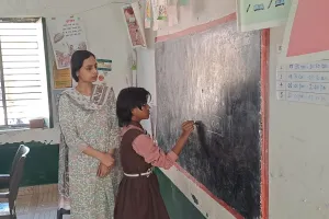 श्रावस्ती: डीएम ने ब्लैक बोर्ड पर गणित के लिखे प्रश्न, नहीं हल कर पाए बच्चे 