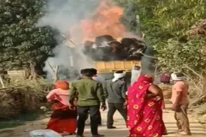 गेंहू लदी ट्रैक्टर ट्राली में हाइटेंशन तार छूने से लगी आग, फसल जलकर राख 