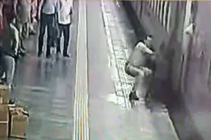 Video: चलती ट्रेन के नीचे गिरा वृद्ध, RPF दरोगा ने दिखाई हिम्मत-देखिये कैसे बचाई जान