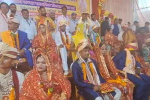 प्रयागराज: दांपत्य जीवन में बंधे 15 जोड़े, सामूहिक विवाह में लिए फेरे 