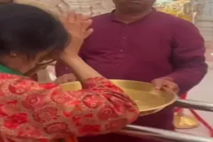 अयोध्या: रामलला के दर्शन से अभिभूत महिला ने दान किया दो किलो सोने के जेवर 