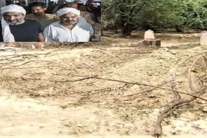 अतीक-अशरफ की बरसी आज, कब्र पर फूल चढ़ाने  पहुंच सकती हैं शाइस्ता और जैनब, सतर्क हुई पुलिस, बेटों पर भी नजर