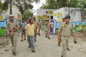 गोंडा: मतदान केंद्र पर पहुंचकर एसपी ने तैयारी का लिया जाएगा, आमजन से किया संवाद