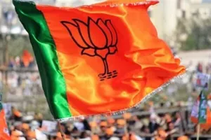 सपा को बड़ा झटका: विधायक अभय सिंह के पिता और पत्नी सरिता सिंह भाजपा में हुए शामिल 