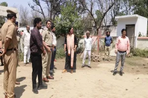 गोंडा: डीएम और एसपी ने किया पोलिंग बूथों का निरीक्षण, देखी सुविधाएं