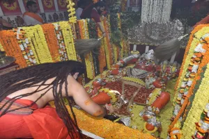 प्रयागराज: जन्मोत्सव लेटे हुए हनुमान जी के मंदिर में लगा भक्तों का तंता, महंत बलबीर गिरी जी महाराज ने किया पूजन-अर्चन