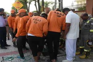 लखनऊ में बड़ा हादसा: 18 फीट चौड़े सीवर के मैनहोल में गिरकर बच्चे की मौत, हनुमान जयंती पर प्रसाद लेकर घर जा रहा था बच्चा