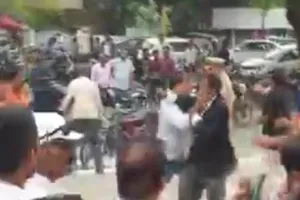 प्रयागराज: निजी न्यूज चैनल के डिबेट शो में जमकर हुई मारपीट, देखें Video
