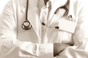 लखनऊ: मरीज से वसूली के आरोपी डॉक्टर पर धमकाने का आरोप, जानें पूरा मामला