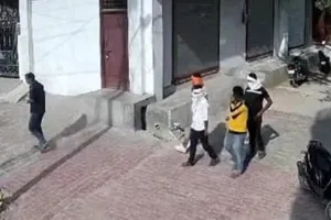 प्रयागराज: गुंडाटैक्स न देने पर नकाबपोश बदमाशों ने बोला धावा, जान बचाकर भागा ठेकेदार, सीसीटीवी में कैद हुए हमलावर