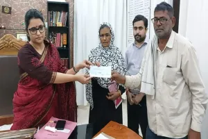 बहराइच: 46 लाख के चेक के लिए वर्षों से भटक रहे थे मृतक के माता-पिता, डीएम ने एक घंटे में दिलाया Cheque
