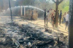 सुलतानपुर: भटपुरा में आग से सात घर और पशुशाला राख, महिला व दो पशु भी झुलसे