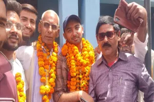 यूपीएससी में बहराइच का परचम लहराने वाले प्रिंस का घर पहुंचने पर हुआ जोरदार स्वागत