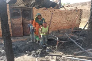 सुलतानपुर: चूल्हे की चिंगारी से जला आशियाना, गृहस्थी राख