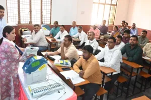 कन्नौज: 11 पीठासीन अधिकारी समेत 22 मतदानकार्मिक गैरहाजिर, वेतन रोकने के निर्देश