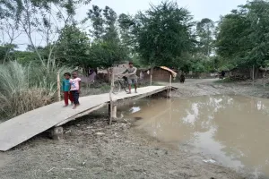 गोंडा: जुगाड़ के पुल और नाव ही है हजारों ग्रामीणों का सहारा, वादे बहुत हुए पर किसी ने नहीं निभाई जिम्मेदारी