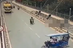 प्रयागराज: ई रिक्शा चालक की लापरवाही से गई बाइक सवार की जान, घटना का CCTV हुआ वायरल
