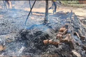 अमेठी: अज्ञात कारणों से लगी आग, तीन घरों की गृहस्थी जलकर राख 