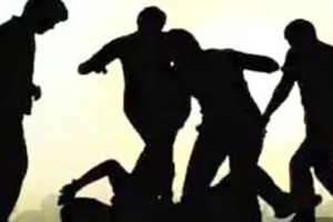 हरदोई: महायज्ञ कराने हरिद्वार से आए संत को पिता-पुत्र ने मोबाइल फेंक कर मारा, गाड़ी भी तोड़ी