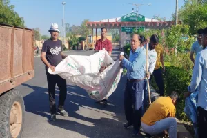 अयोध्या: छात्र-छात्राओं और शिक्षकों की टीम ने चलाया सफाई अभियान, विश्वविद्यालय को क्लीन एंड ग्रीन कैंपस का मिल चुका है अवार्ड 