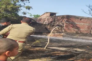  बहराइच: अज्ञात कारणों से लगी आग, तीन ग्रामीणों के घर जले, हजारों का नुकसान