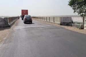 बहराइच: बूढ़े पुल से नहीं उठ रहा बोझ, प्रतिदिन लग रहा जाम, संजय सेतु पुल पर क्षमता से 60 गुना अधिक हो रहा वाहनों का आवागमन