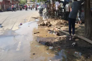 अयोध्या: रीडगंज पंप की फटी पाइप लाइन, हर घंटे बह रहा हजार लीटर पानी