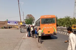 बाराबंकी: हाईवे से गुजर रही बसें, नाम का है Bus stop 